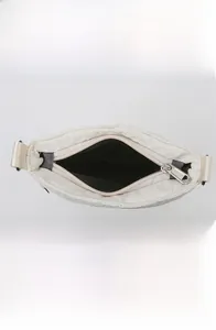 Vue intérieure d'un sac bandoulière blanc matelassé avec rangement spacieux pour tablette