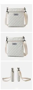 Détails du sac bandoulière blanc matelassé avec étiquette mode et sangle en nylon