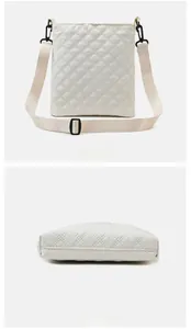 Détails du sac bandoulière crème matelassé montrant les coutures du dos et du fond