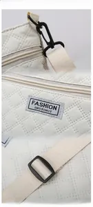 Détail du tissu en nylon matelassé, crochet métallique et étiquette logo sur le sac