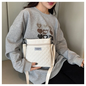Sac bandoulière matelassé blanc avec sangle ajustable et logo Fashion Instinct