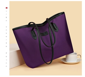 Dettaglio della borsa tote in nylon viola con logo NICE nero su sfondo beige