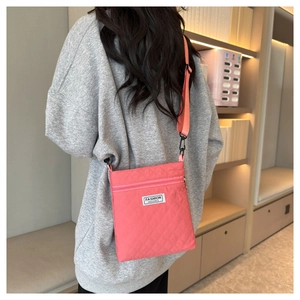 Vue arrière d'un sac bandoulière matelassé rose avec étiquette FASHION et sangle