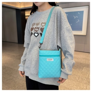 Détail du sac bandoulière matelassé bleu clair avec coutures losanges élégantes