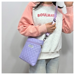 Sac bandoulière matelassé violet avec coutures en losange et sangle ajustable
