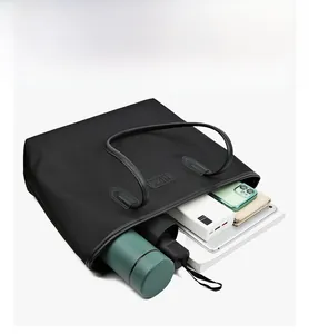 Vista interna della borsa tote in nylon nero con spazio per tablet, telefono e ombrello