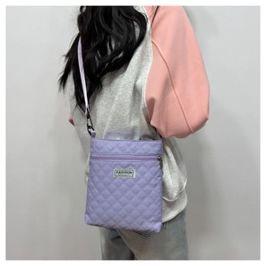 Vue arrière d'un mannequin portant un sac bandoulière matelassé lilas à losanges