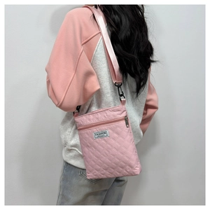 Détail du sac bandoulière rose matelassé avec motif losange et sangle réglable
