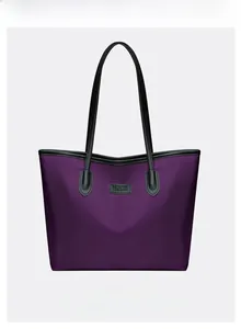 Dettaglio della borsa tote viola in oxford impermeabile con manici in pelle e logo