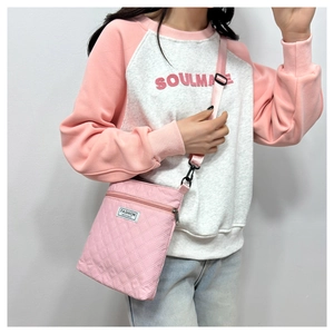 Sac bandoulière rose matelassé avec motif losanges et bandoulière réglable moderne