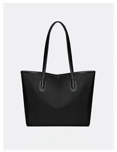 Vista posteriore della grande borsa tote nera in tessuto oxford con spalline minimaliste