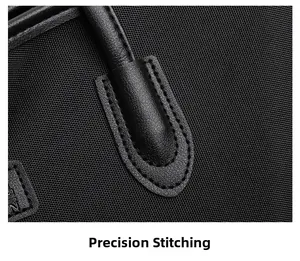 Dettaglio delle cuciture precise su borsa in tessuto Oxford nero con rinforzi in pelle