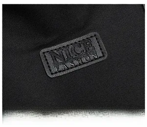 Dettaglio della toppa logo NICE FASHON su borsa tote in tessuto oxford nero