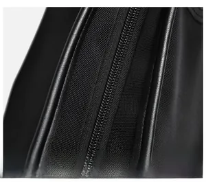 Dettaglio della cerniera nera liscia e del tessuto in nylon ad alta densità della borsa