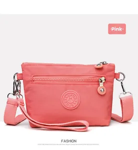 Detailansicht der pinkfarbenen Nylontasche mit verdecktem Reißverschluss und Sport-Logo