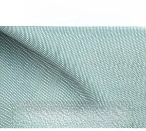 Nahaufnahme von hellblauem Nylongewebe mit feiner Textur für die lässige Umhängetasche