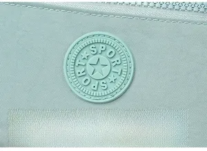 Detail aus minzgrünem wasserdichtem Nylongewebe mit kreisförmigem Sport-Star-Logo-Patch