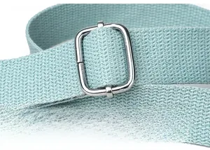Details der verstellbaren Metallschnalle am mintgrünen Schultergurt der Tasche