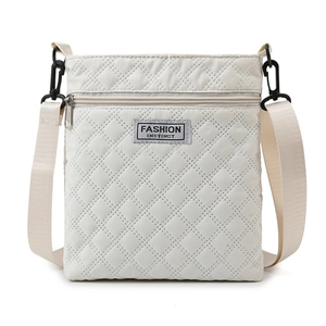 Sac bandoulière beige matelassé minimaliste avec motif de losanges et sangle large
