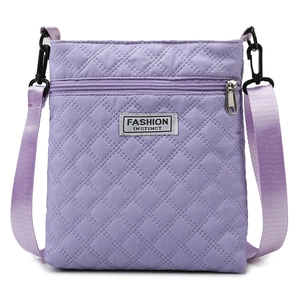 Sac bandoulière matelassé violet clair avec bandoulière réglable et étiquette mode