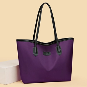 Grande borsa tote viola scuro con manici in pelle nera e design alla moda minimal