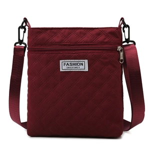 Sac bandoulière en nylon matelassé rouge foncé avec motif à carreaux et sangle large