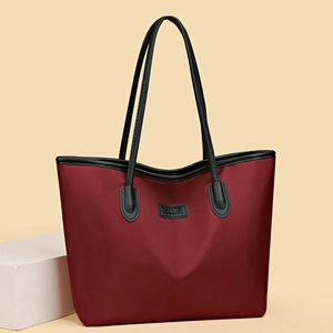 Grande borsa tote bordeaux in nylon con manici neri lunghi per il pendolarismo