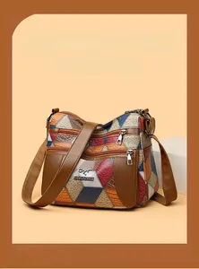 Dettaglio borsa a tracolla vintage in pelle patchwork con particolari metallici