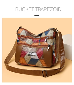 Dettaglio macro della borsa a tracolla a trapezio con patchwork colorato e logo in metallo