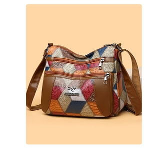 Dettaglio delle tasche con cerniera e della trama in pelle della borsa a tracolla vintage