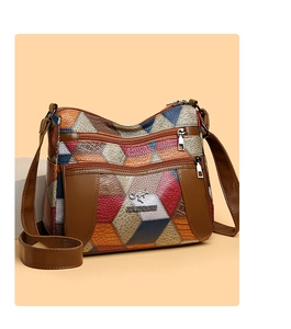 Dettaglio borsa in pelle patchwork multicolore con logo a canguro e tasche con zip