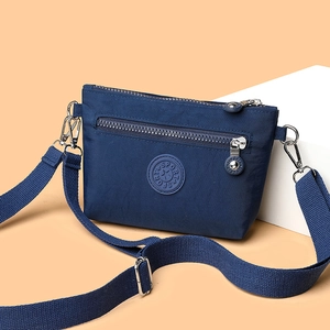 Minimalistische dunkelblaue Nylon-Umhängetasche mit verstellbarem Gurt und Reißverschluss