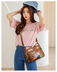 Modella asiatica con borsa a tracolla colorata stile patchwork vintage e tasche multiple