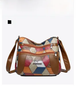 Dettaglio della borsa a tracolla multicolore con trame in pelle e logo a canguro