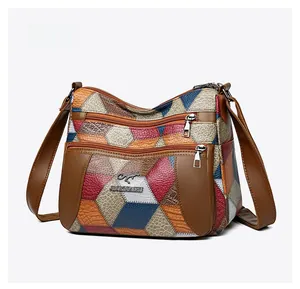 Vista micro laterale della borsa a tracolla geometrica colorata con logo a canguro