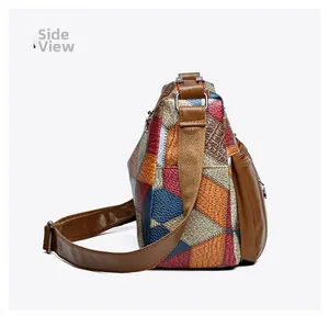 Vista laterale della borsa a tracolla retrò colorblock con trama in pelle martellata
