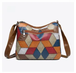 Vista posteriore della borsa a tracolla boho con patchwork geometrico colorato e zip