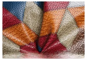 Macro di pelle goffrata multicolore con trama a coccodrillo e cuciture geometriche