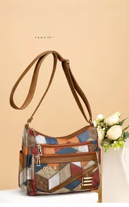 Détail du sac en cuir PU à patchwork géométrique coloré avec des rivets dorés