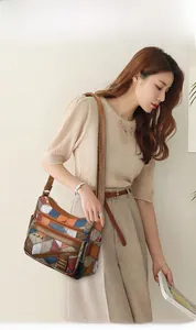 Vue détaillée du sac à bandoulière en cuir PU à grande capacité avec patchwork géométrique