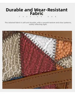 Gros plan du sac en similicuir bicolore avec texture grainée et coutures détaillées