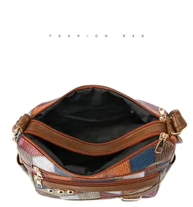 Détail du sac à bandoulière en cuir PU à grande capacité avec compartiments zippés multiples