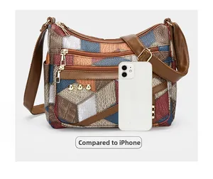 Comparaison détaillée de la taille du sac en similicuir patchwork avec un iPhone