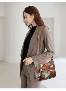 Détail du sac bandoulière à motifs géométriques colorés avec plusieurs poches zippées