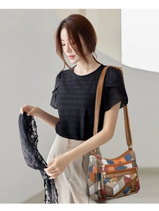 Gros plan détaillé du sac à bandoulière en cuir PU à motif géométrique et zips dorés