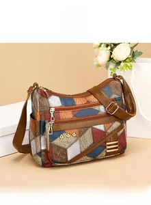 Détail d'un sac à main en cuir PU patchwork coloré avec plusieurs compartiments zippés