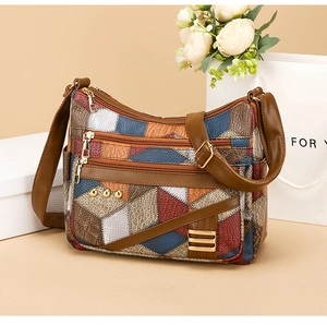 Détails du sac en cuir à patchwork géométrique avec trois fermetures éclair dorées