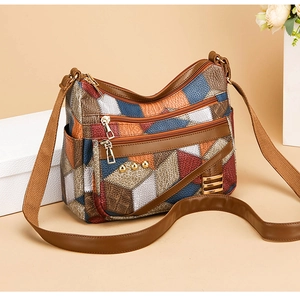 Détail du sac en cuir PU avec motifs géométriques colorés et fermetures éclair dorées