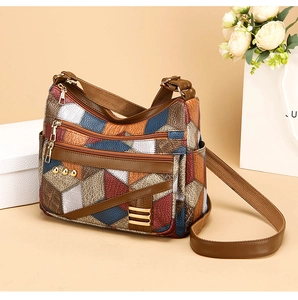 Détail du sac multi-poches en similicuir avec design de patchwork géométrique élégant