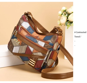 Détail d'un sac bandoulière en similicuir patchwork coloré avec plusieurs zips